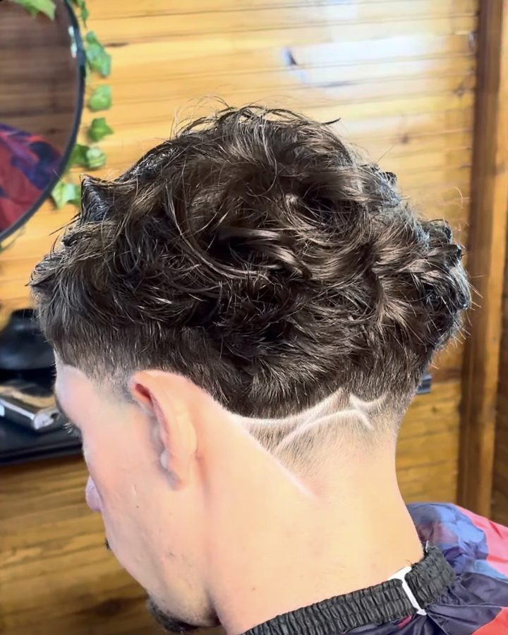 Coupe aux ciseaux sur le dessus avec motif rasé sur le côté